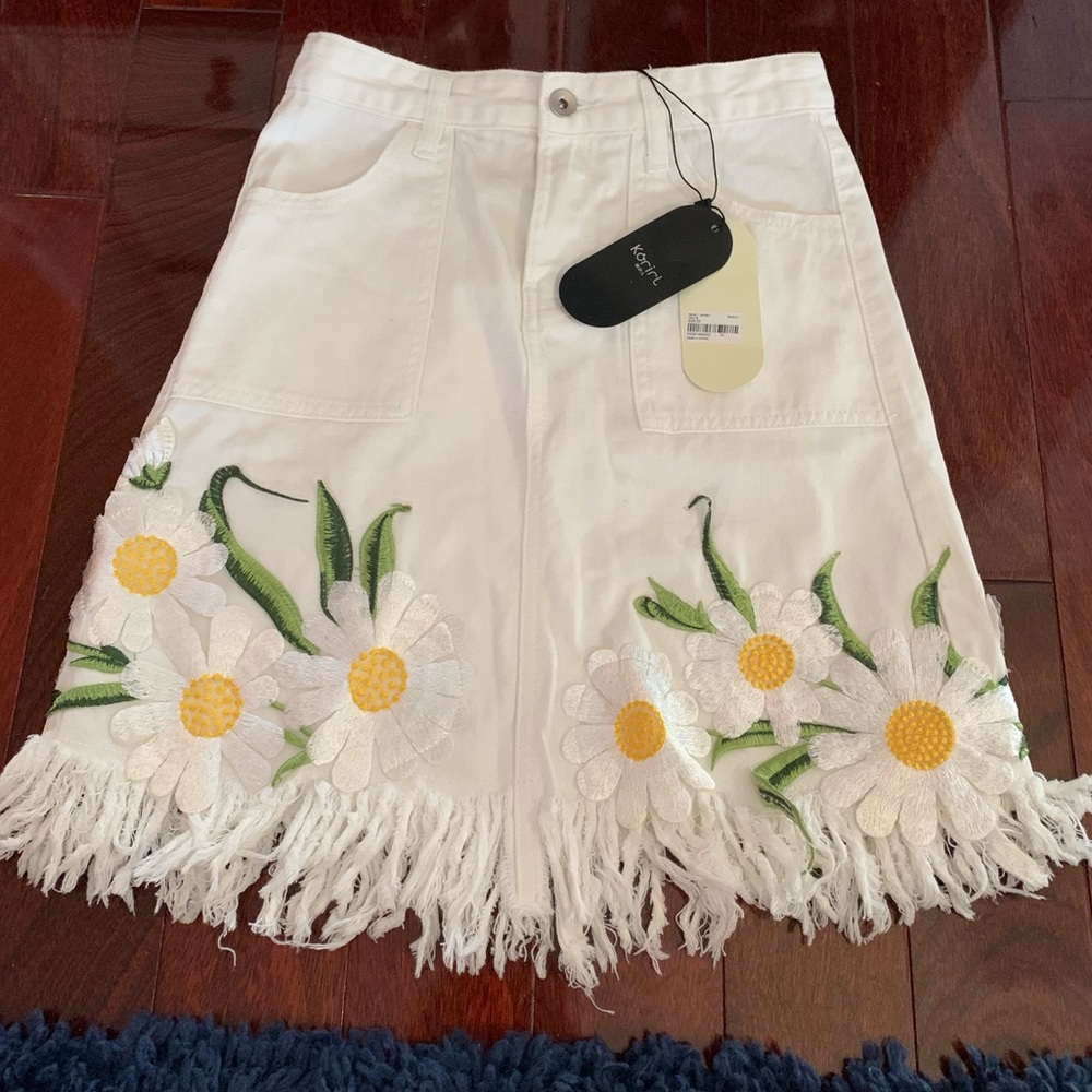 *HOST PICK* Korirl white floral embroidered frilled hem skirt